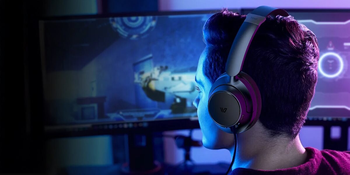 WEOFLY Tour Bluetooth 5.4 2.4 GHz minimalnym opóźnieniem na poziomie 35 ms odbiornik USB-A graczy, streamerów i profesjonalistów - słuchawki na uszach męzczyzny