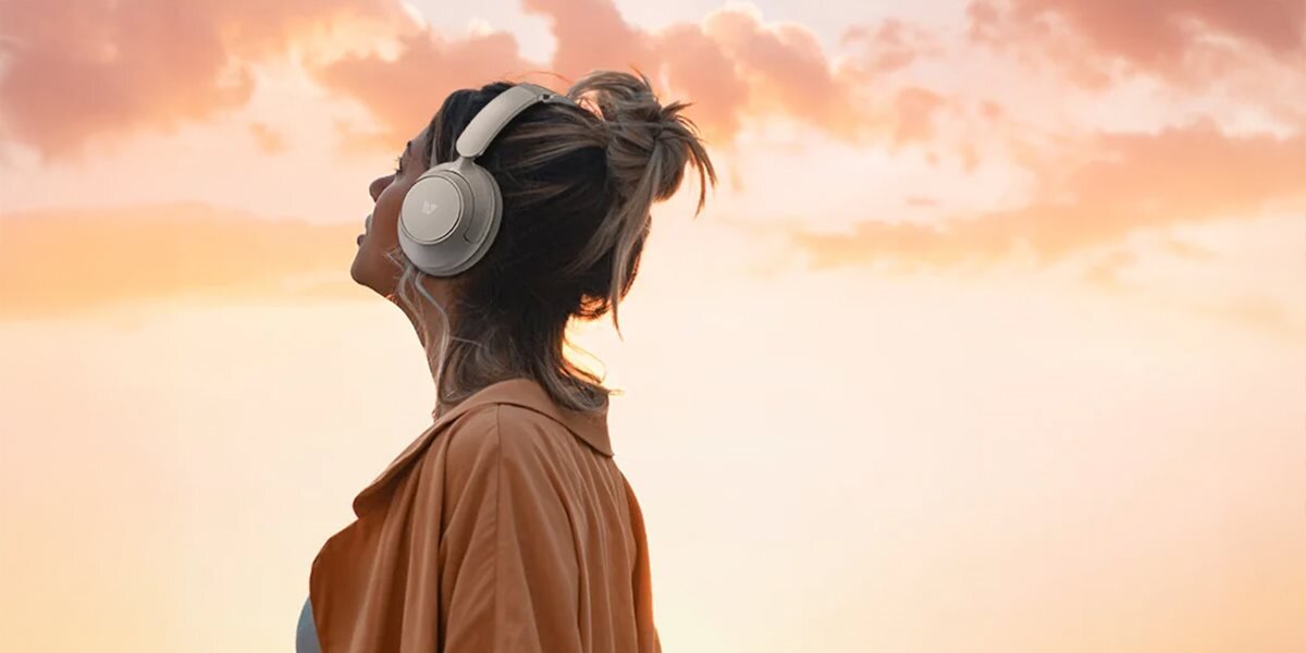 WEOFLY Tour wideokonferencję, rozmawiasz przez telefon czy korzystasz z asystenta głosowego system czterech mikrofonów ENC - słuchawki na głowie kobiety