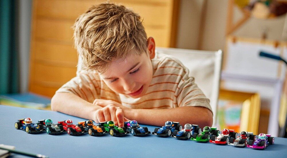 LEGO 71049 Minifigurki Kolekcjonerskie bolidy F1 (1 zestaw) kv lifestyle początek opisu sekcja nagłówkowa