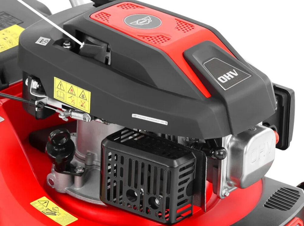 Kosiarka spalinowa HECHT 5408 406mm 1.3kW zbliżenie na silnik silnik marki HECHT technologia czterosuwowa konstrukcja górnozaworowa OHV pojemność 79,8 cm3 (1,75 KM) praca z prędkością do 2800 obr/min maksymalny moment obrotowy do 3,6 Nm 1,3 kW zbiornik paliwa o pojemności 0,8 litra