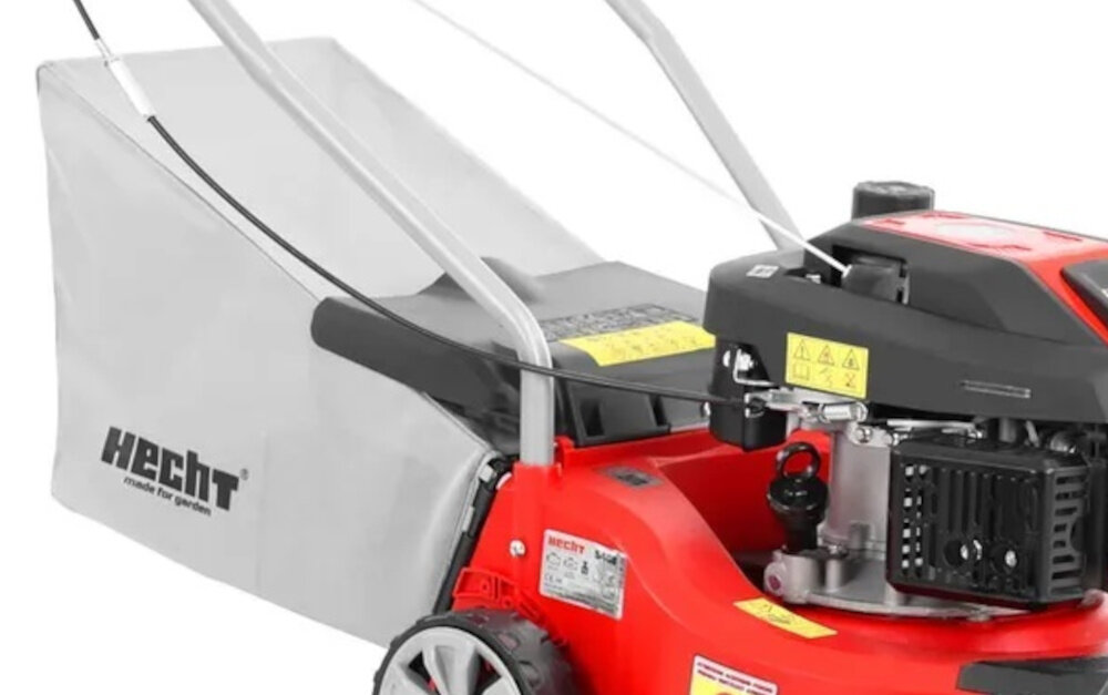 Kosiarka spalinowa HECHT 5408 406mm 1.3kW zbliżenie na kosz siatkowy kosz o pojemności 45 l aerodynamiczne prowadzenie powietrza duży otwór