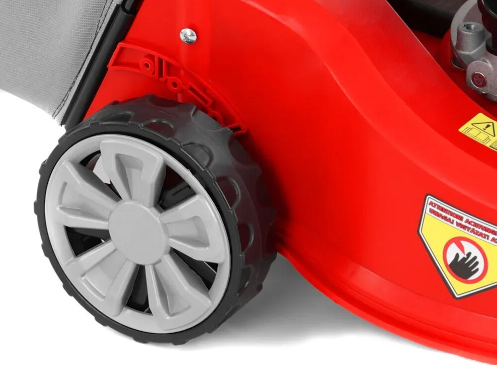 Kosiarka spalinowa HECHT 5408 406mm 1.3kW zbliżenie na kółko przednie i tylne koła o średnicy 6 cali (15,24 cm) stabilność pewne prowadzenie koła bez łożysk cechuje prostota konstrukcji i niższe ryzyko awarii mechanicznych trwałość i łatwość obsługi