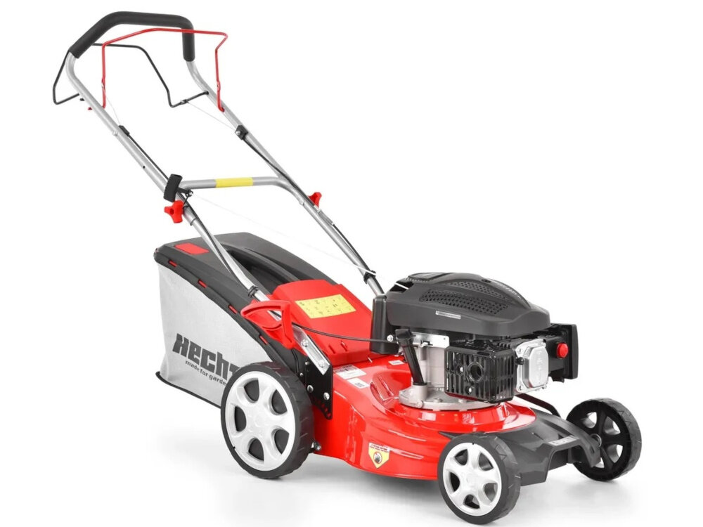 Kosiarka spalinowa HECHT 543SX kosiarka na białym tle widoczna od przodu pod skosem solidna kosiarka spalinowa mocny czterosuwowy silnik niezależność i duża siła cięcia do trawników o powierzchni 800 m2 lekka konstrukcja ergonomiczna rączka trwałe materiały