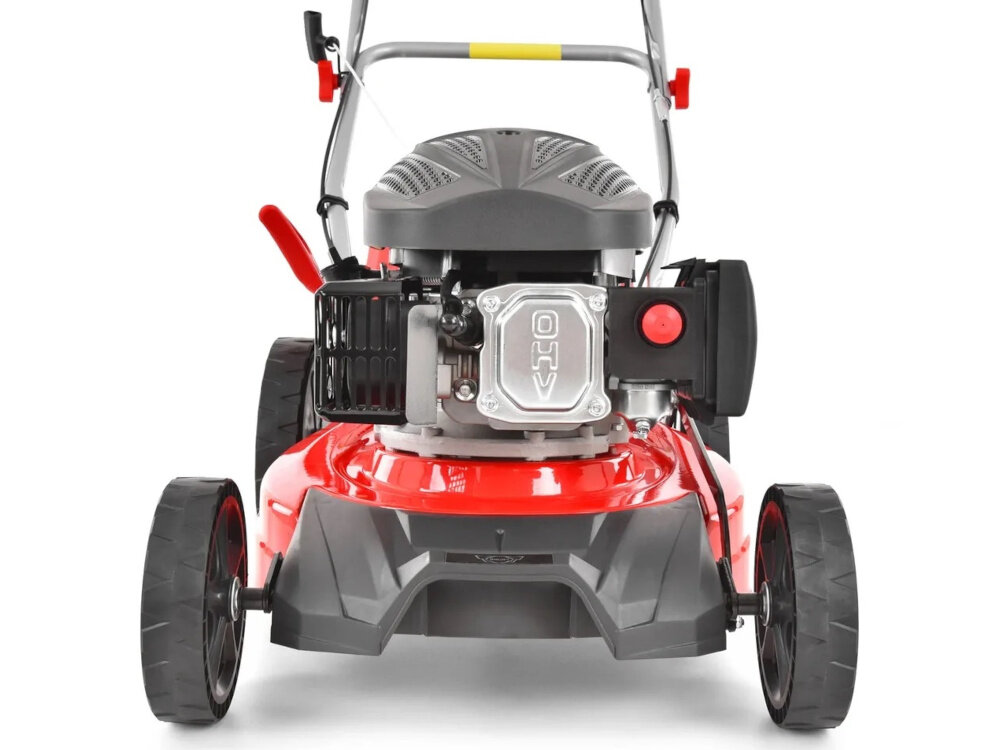 Kosiarka spalinowa HECHT 543SX kosiarka na białym tle widoczna od przodu przednie koła o średnicy 7 cali (17,78 cm) tylne 10 cali (25,4 cm) osadzone na łożyskach płynny i stabilny ruch po trawniku koła minimalizują tarcie ułatwiają manewrowanie zmniejszają zużycie mechaniczne