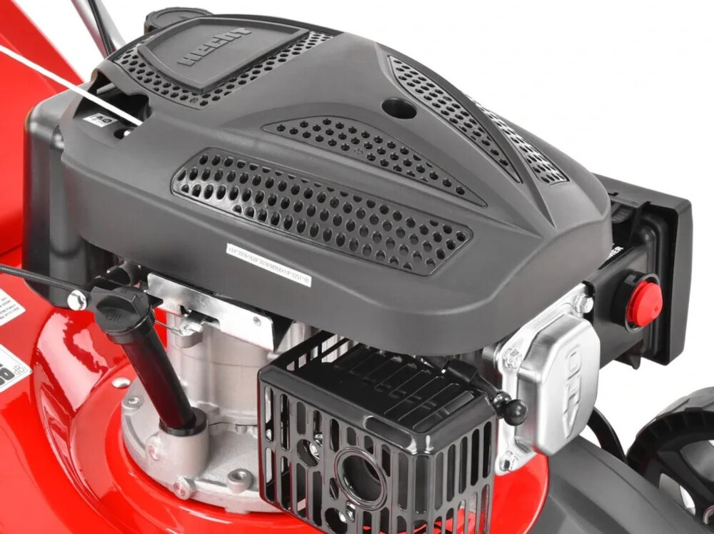 Kosiarka spalinowa HECHT 543SX zbliżenie na silnik silnik marki HECHT technologia czterosuwowa konstrukcja górnozaworowa OHV pojemność 139 cm3 praca z prędkością do 3800 obr/min maksymalny moment obrotowy do 7,5 Nm moc 2,4 kW