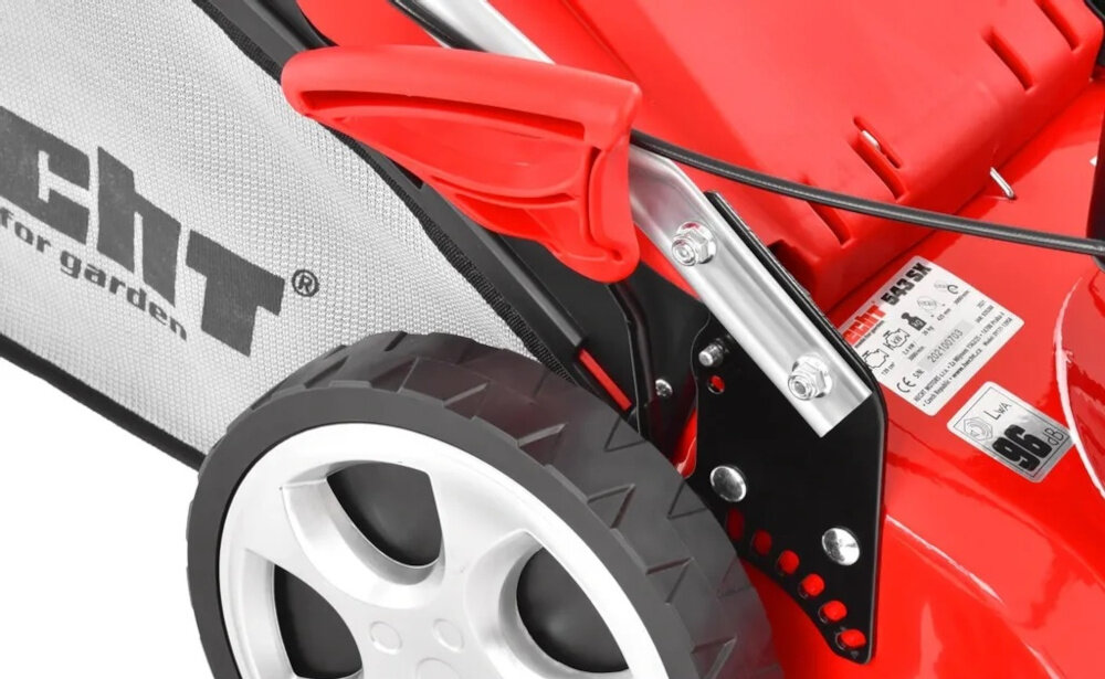 Kosiarka spalinowa HECHT 543SX zbliżenie na dźwignię do regulacji wysokości koszenia centralna regulacja wysokości koszenia w zakresie 25–65 mm szybko i precyzyjnie dostosować długość trawy do indywidualnych potrzeb system centralny umożliwia jednoczesne ustawienie wszystkich kół równomierne cięcie