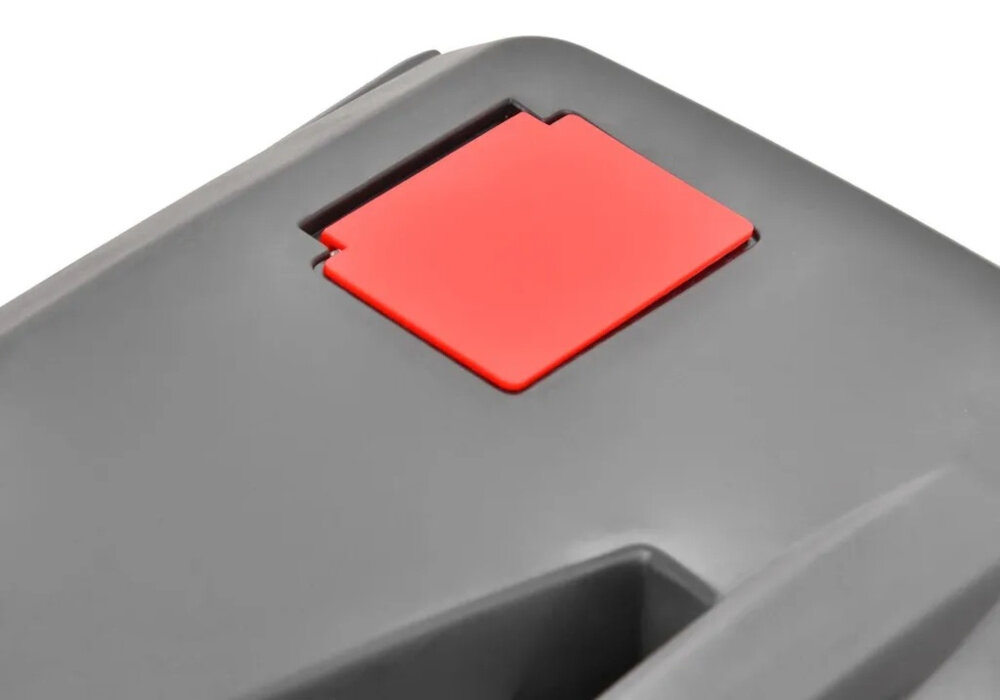 Kosiarka spalinowa HECHT 543SX zbliżenie na wskaźnik naładowania siatkowy kosz o pojemności 45 l aerodynamiczne prowadzenie powietrza duży otwór pokrywa z tworzywa sztucznego wskaźnik naładowania