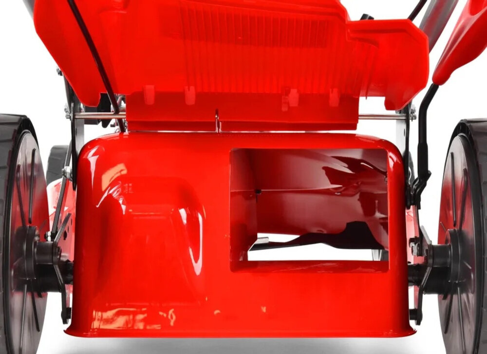 Kosiarka spalinowa HECHT 543SX kosiarka na białym tle widoczna od tyłu wytrzymała obudowa wykonana z metalu waga 26 kg trwałość i odporność na uszkodzenia mechaniczne metalowa konstrukcja oferuje większą stabilność i dłuższą żywotność urządzenia