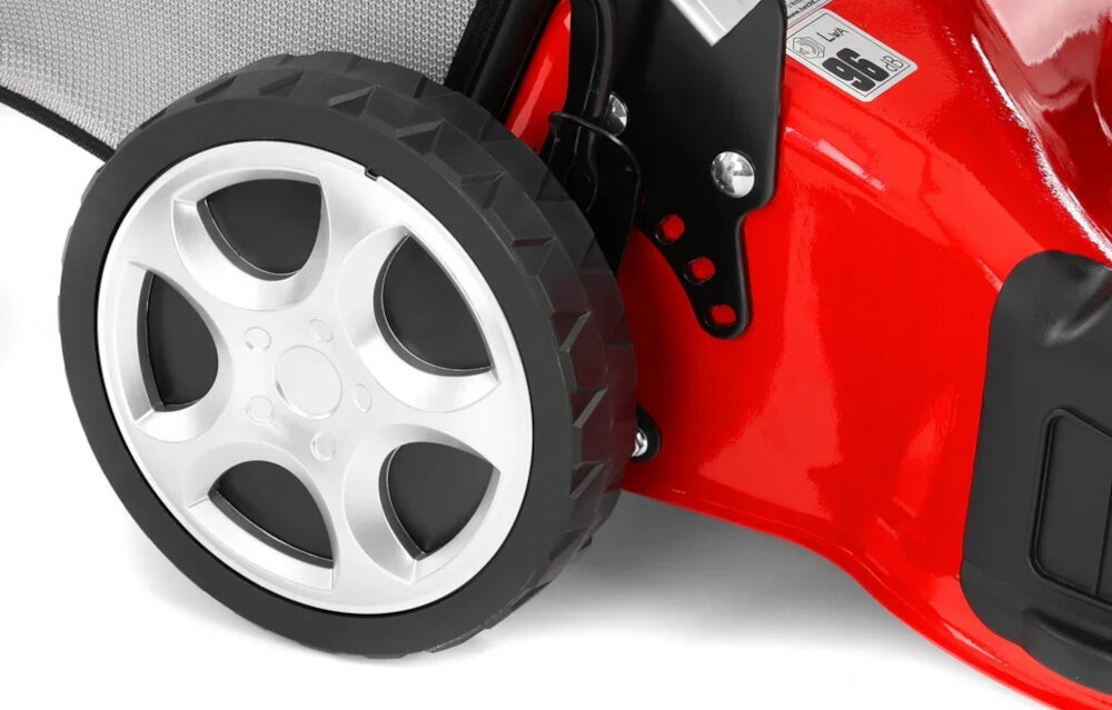 Kosiarka spalinowa HECHT 546SCW zbliżenie na kółko przednie koła o średnicy 7 cali (17,78 cm) tylne 8 cali (20,32 cm) osadzone na łożyskach płynny i stabilny ruch po trawniku koła minimalizują tarcie ułatwiają manewrowanie zmniejszają zużycie mechaniczne