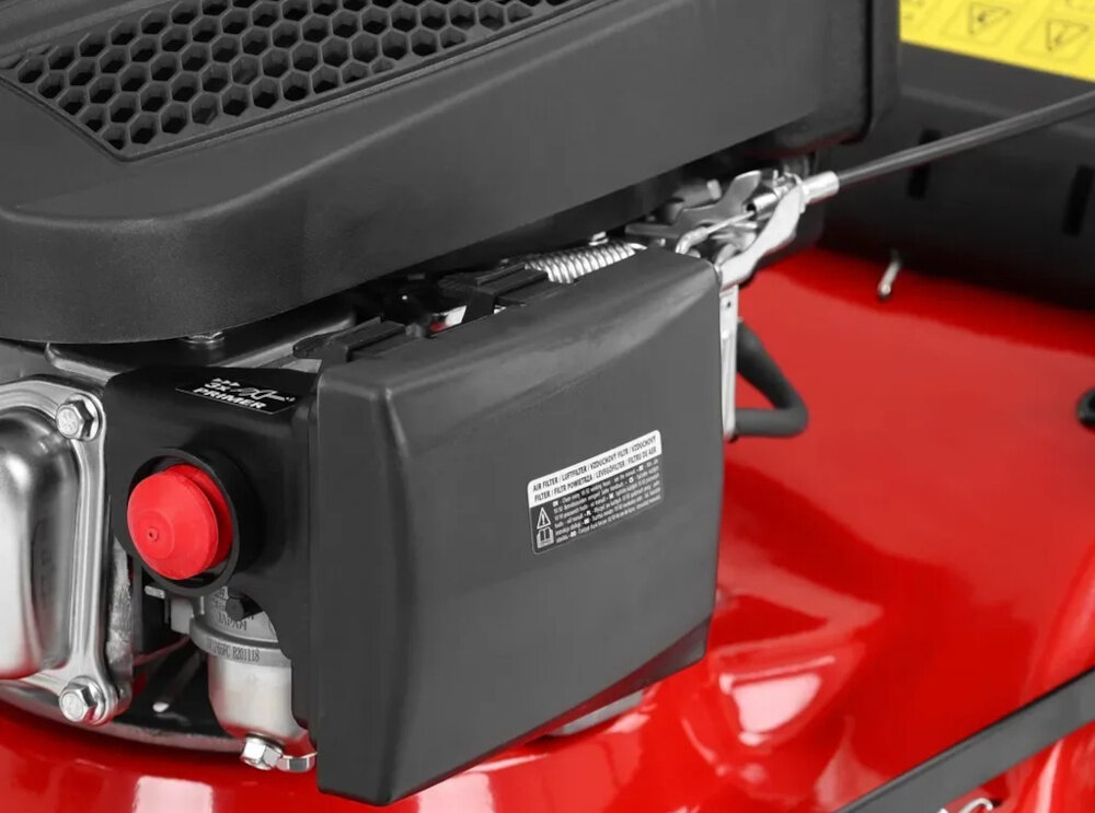 Kosiarka spalinowa HECHT 546SCW zbliżenie na silnik widok z boku kosiarka z napędem o prędkości do 3,5 km/h porusza się samoczynnie możesz skoncentrować się na precyzji i tempie pracy stabilne tempo jazdy równomiernemu cięciu trawy