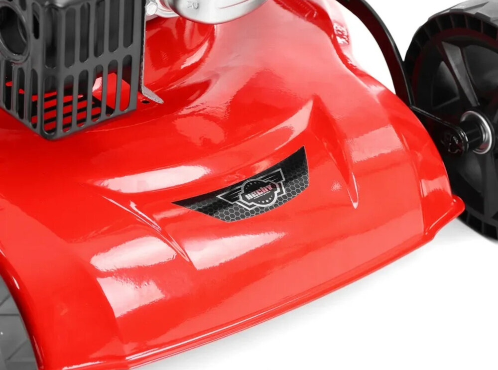 Kosiarka spalinowa HECHT 546SCW zbliżenie na przód koiarki włącznik kabłąkowy bezpieczeństwo obsługi wymaga utrzymania nacisku podczas pracy pełną kontrolę nad urządzeniem bardziej komfortowe i bezpieczne