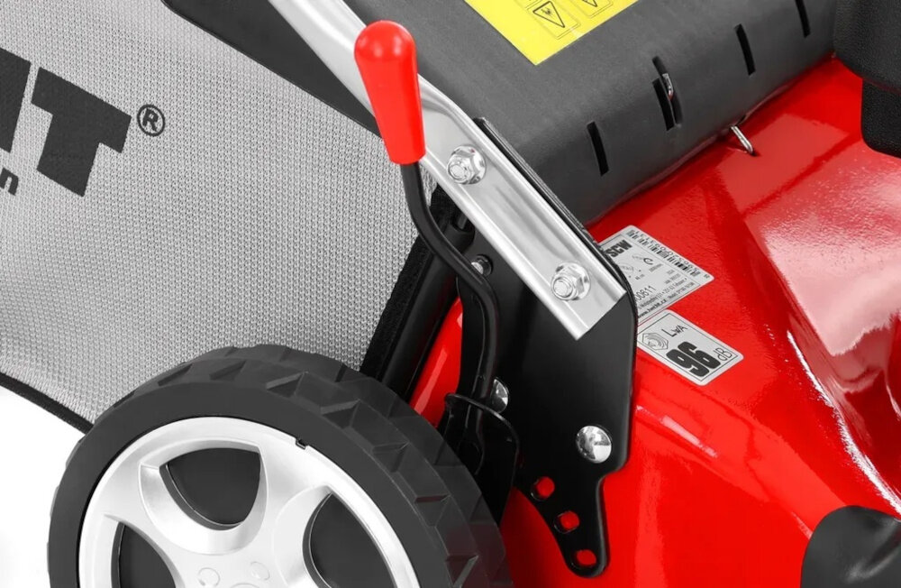 Kosiarka spalinowa HECHT 546SCW zbliżenie na dźwignię do regulacji wysokości koszenia centralna regulacja wysokości koszenia w zakresie 25–65 mm szybko i precyzyjnie dostosować długość trawy do indywidualnych potrzeb system centralny umożliwia jednoczesne ustawienie wszystkich kół równomierne cięcie