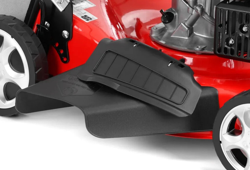 Kosiarka spalinowa HECHT 546SCW zbliżenie na wylot do wyrzutu bocznego trzy tryby pracy wyrzut do kosza wyrzut boczny funkcja mulczowania zatyczka do wyrzutu bocznego w zestawie naturalny nawóz zwiększa uniwersalność kosiarki