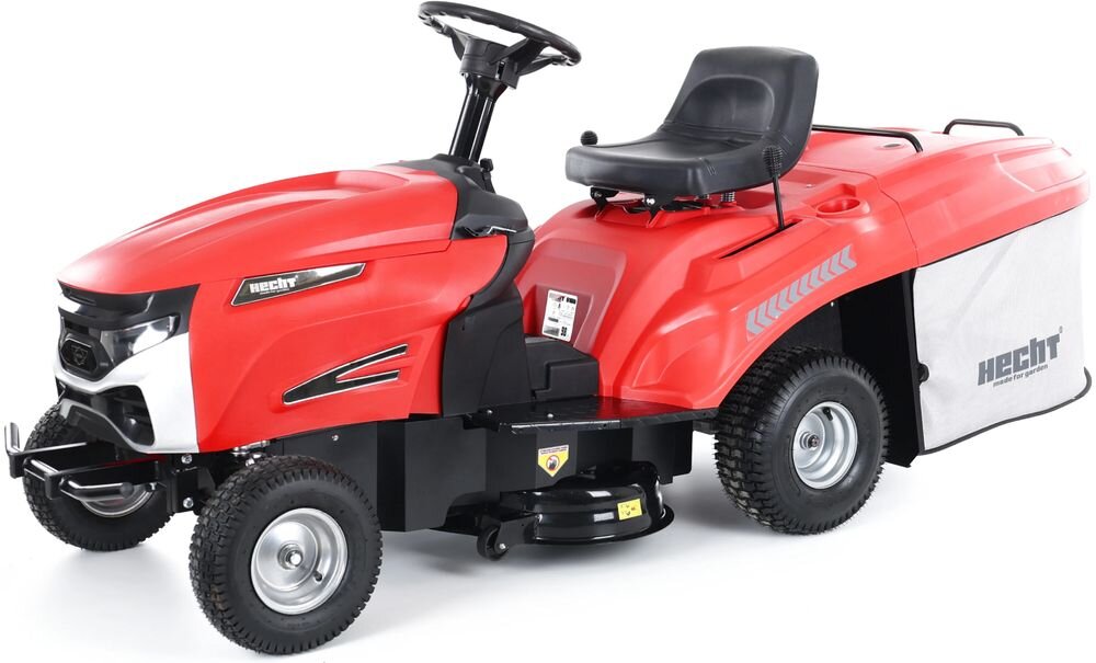 Traktor ogrodowy HECHT 5169, silnik, moc, zasilanie, wydajność, Widok z boku na czerwony traktorek-kosiarkę Hecht z koszem na trawę na białym tle.