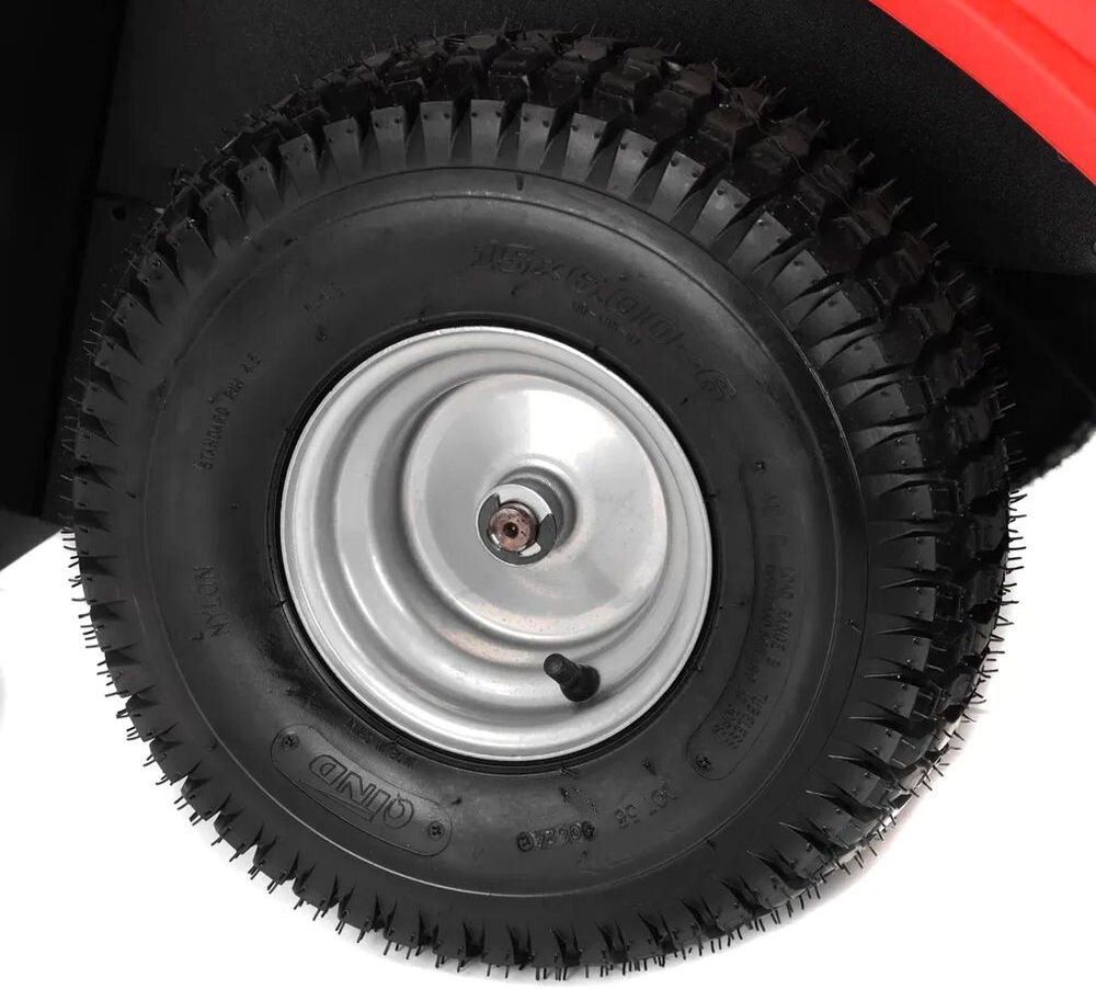 Traktor ogrodowy HECHT 5169, fotel, koła, podwozie, stabilność, Zbliżenie na szerokie koło traktorka z rolniczo-ogrodowym profilem opony.