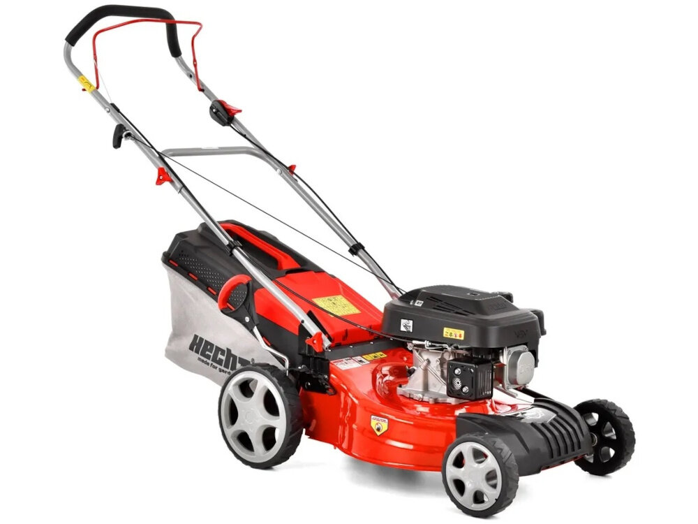 Kosiarka spalinowa HECHT 546 kosiarka na białym tle widoczna od przodu pod skosem solidna kosiarka spalinowa mocny czterosuwowy silnik niezależność i duża siła cięcia do trawników o powierzchni 1200 m2 lekka konstrukcja ergonomiczna rączka trwałe materiały