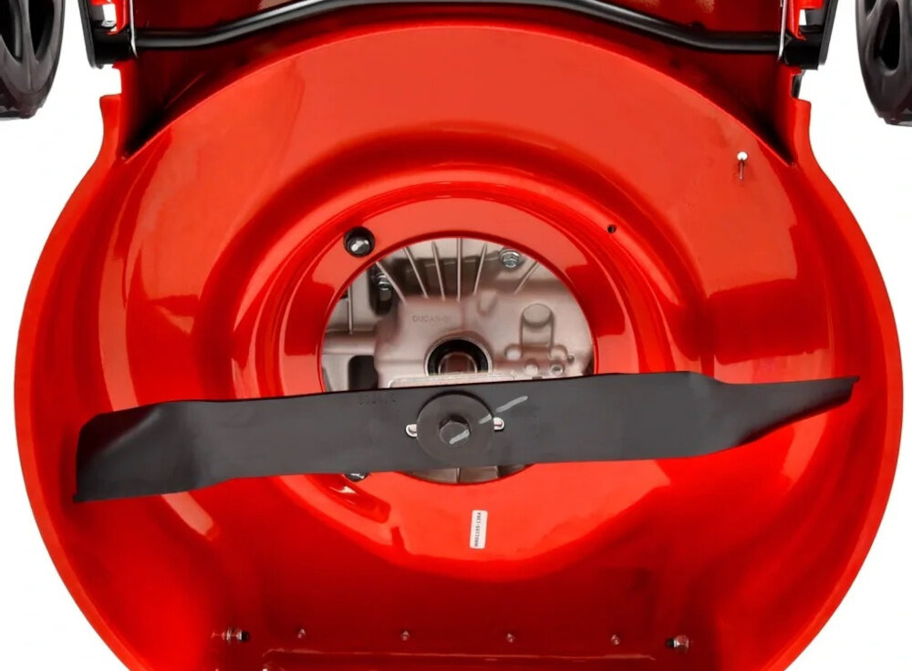 Kosiarka spalinowa HECHT 546 zbliżenie na noże widok od dołu noże z wysokiej jakości stali wyprofilowane noże kształtowane krawędzie tnące szerokość koszenia do 46 cm