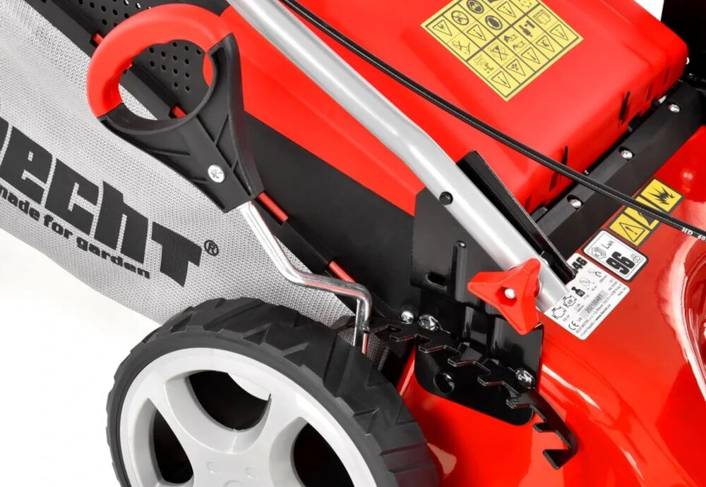 Kosiarka spalinowa HECHT 546 zbliżenie na dźwignię do regulacji wysokości koszenia centralna regulacja wysokości koszenia w zakresie 25–75 mm szybko i precyzyjnie dostosować długość trawy do indywidualnych potrzeb system centralny umożliwia jednoczesne ustawienie wszystkich kół równomierne cięcie