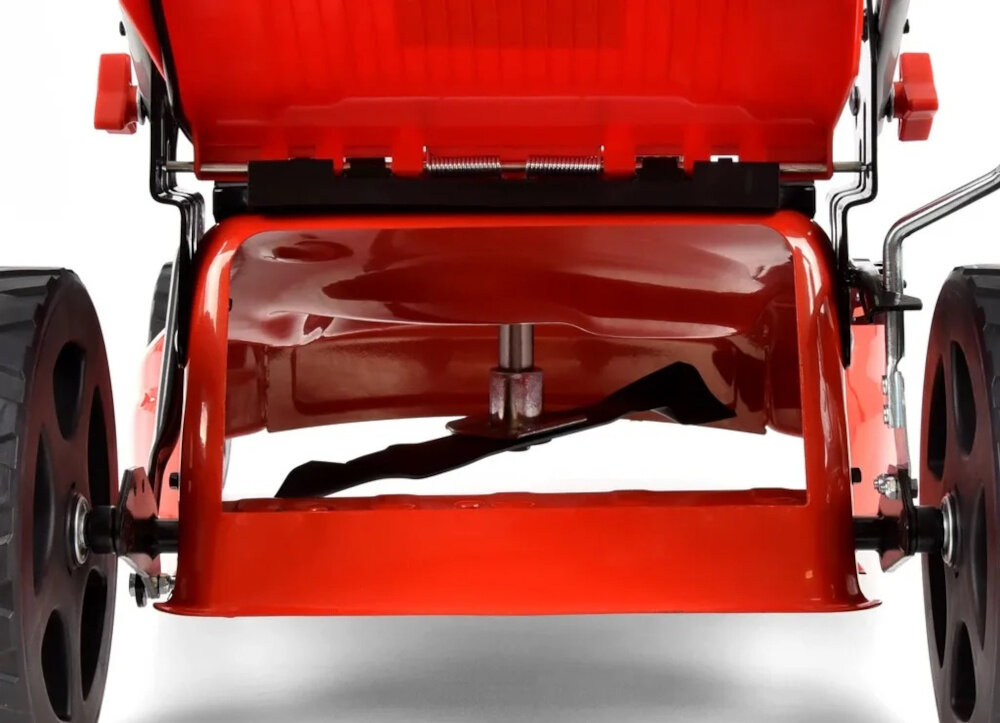 Kosiarka spalinowa HECHT 546 kosiarki na białym tle widoczna od tyłu obudowa wykonana z metalu o wadze 31 kg trwałość odporność na uszkodzenia mechaniczne większa stabilność dłuższa żywotność