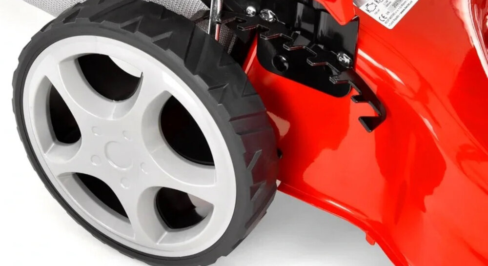 Kosiarka spalinowa HECHT 546 zbliżenie na kółko koła o średnicy 7 cali (17,78 cm) tylne 10 cali (25,4 cm) osadzone na łożyskach płynny i stabilny ruch po trawniku koła minimalizują tarcie ułatwiają manewrowanie zmniejszają zużycie mechaniczne