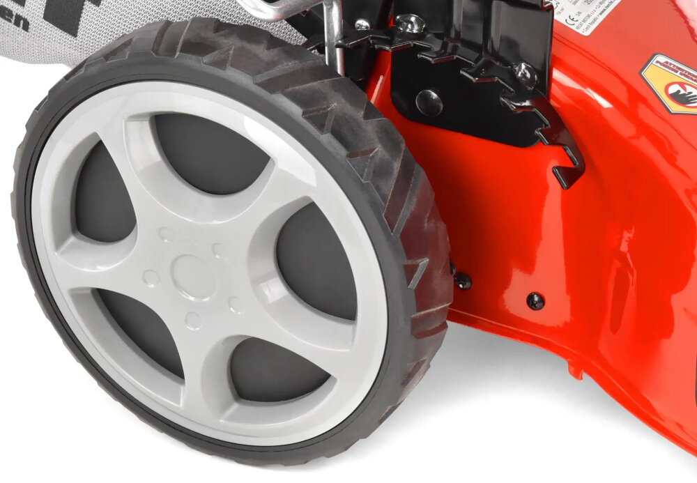 Kosiarka spalinowa HECHT 547SXW zbliżenie na kółko przednie koła o średnicy 7 cali (17,78 cm) tylne 10 cali (25,4 cm) osadzone na łożyskach płynny i stabilny ruch po trawniku koła minimalizują tarcie ułatwiają manewrowanie zmniejszają zużycie mechaniczne