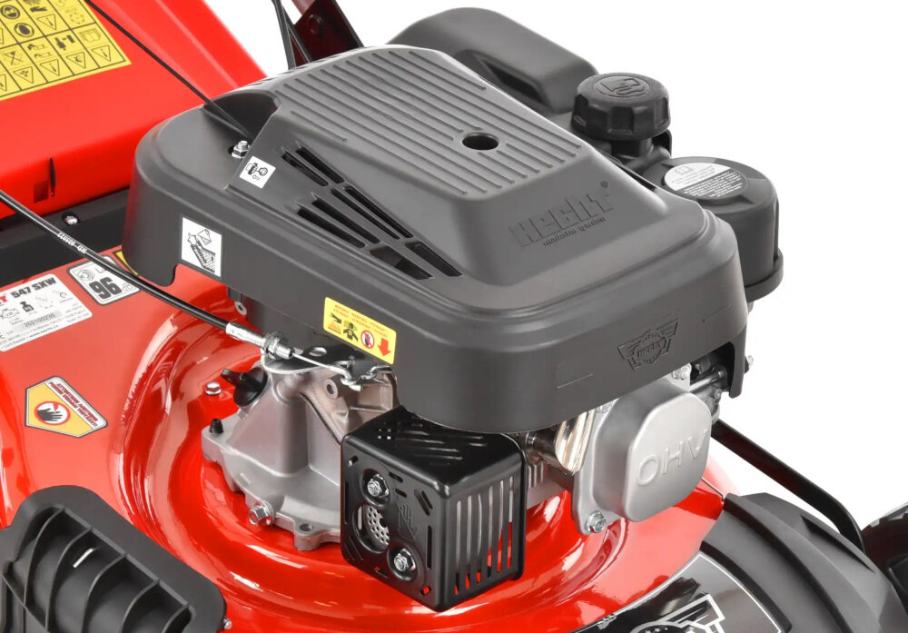 Kosiarka spalinowa HECHT 547SXW zbliżenie na silnik silnik marki HECHT technologia czterosuwowa konstrukcja górnozaworowa OHV pojemność 139 cm3 praca z prędkością do 3000 obr/min maksymalny moment obrotowy do 7 Nm moc 2,5 kW 3,4 KM