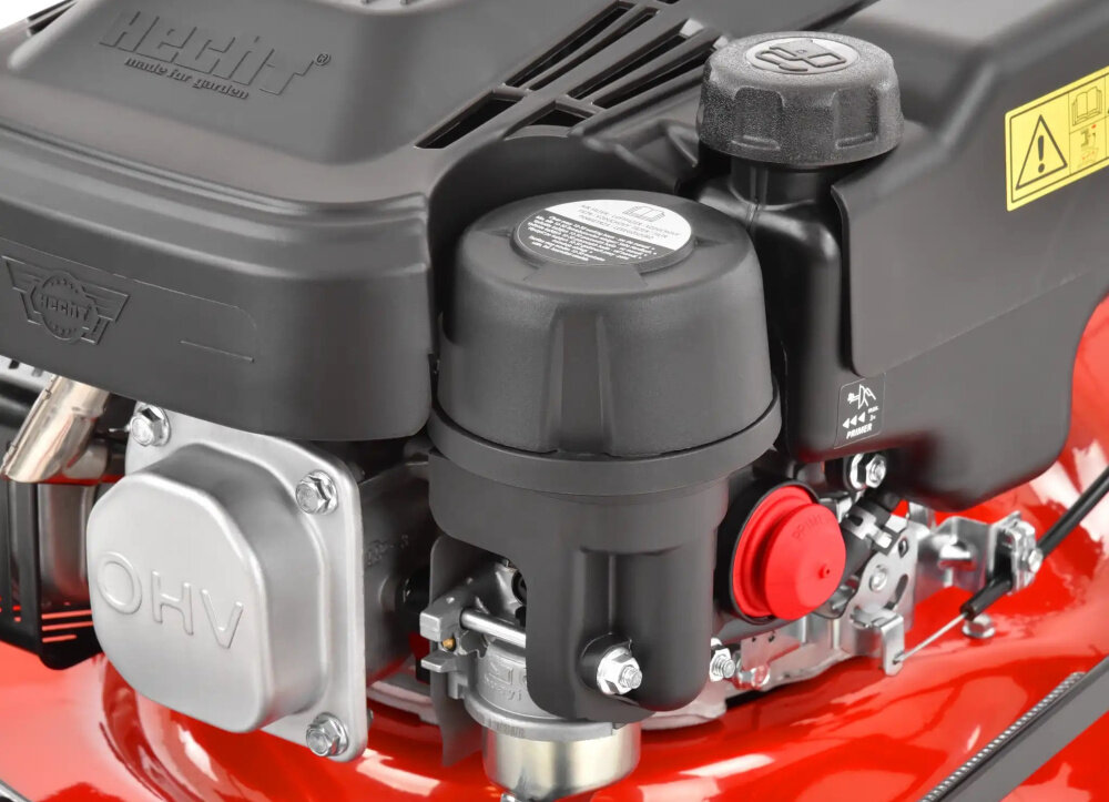 Kosiarka spalinowa HECHT 547SXW zbliżenie na silnik widok z boku kosiarka z napędem o prędkości do 3,6 km/h porusza się samoczynnie możesz skoncentrować się na precyzji i tempie pracy stabilne tempo jazdy równomiernemu cięciu trawy