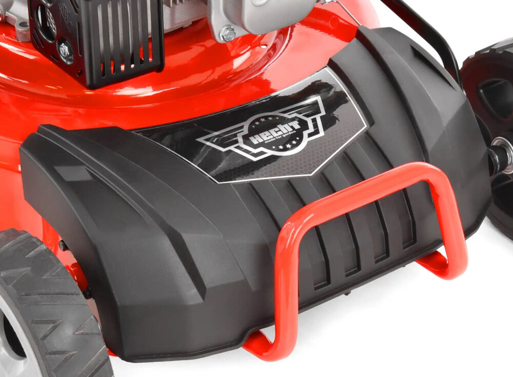 Kosiarka spalinowa HECHT 547SXW zbliżenie na przód koiarki włącznik kabłąkowy bezpieczeństwo obsługi wymaga utrzymania nacisku podczas pracy pełną kontrolę nad urządzeniem bardziej komfortowe i bezpieczne