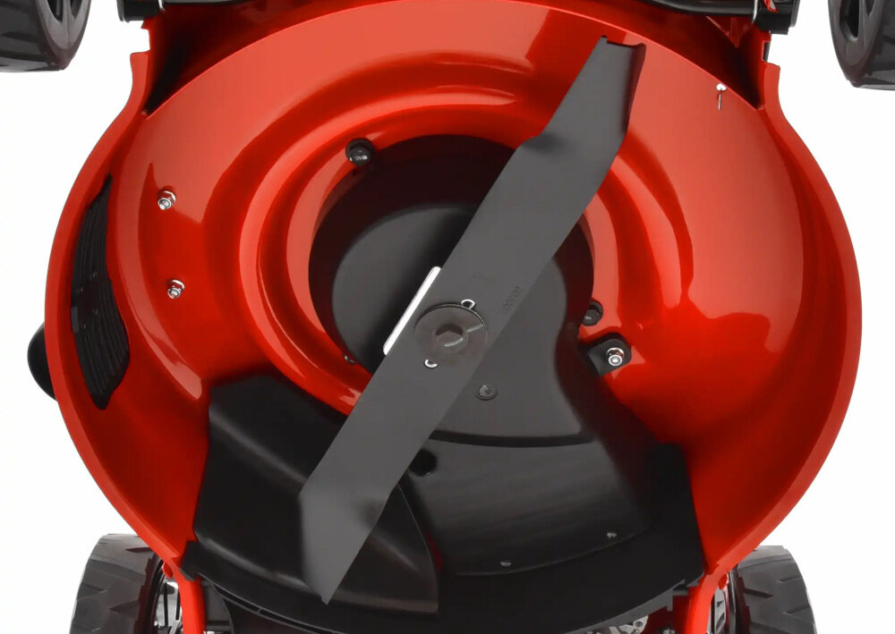 Kosiarka spalinowa HECHT 547SXW zbliżenie na noże widok od dołu noże z wysokiej jakości stali wyprofilowane noże kształtowane krawędzie tnące szerokość koszenia do 46 cm