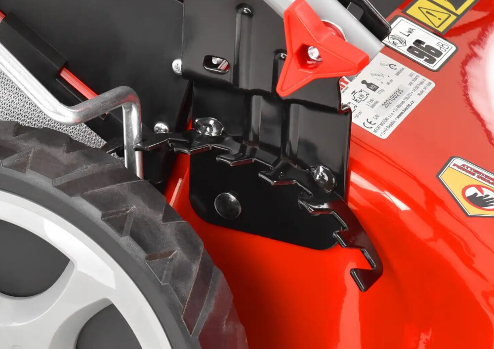 Kosiarka spalinowa HECHT 547SXW zbliżenie na dźwignię do regulacji wysokości koszenia centralna regulacja wysokości koszenia w zakresie 30-80 mm szybko i precyzyjnie dostosować długość trawy do indywidualnych potrzeb system centralny umożliwia jednoczesne ustawienie wszystkich kół równomierne cięcie