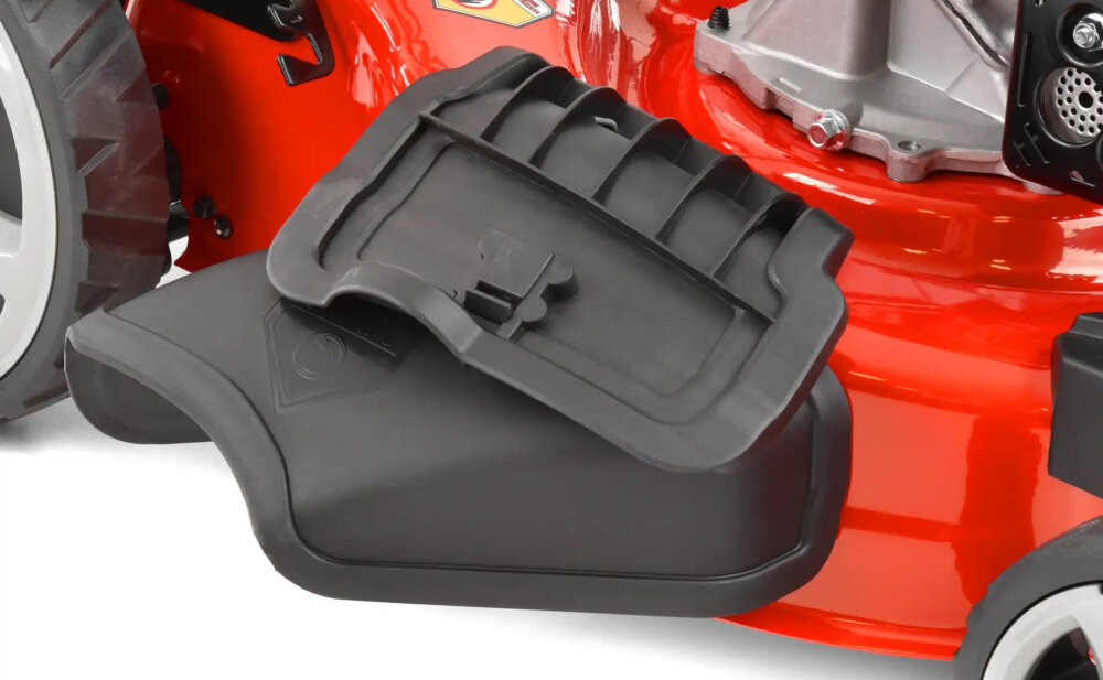 Kosiarka spalinowa HECHT 547SXW zbliżenie na wylot do wyrzutu bocznego trzy tryby pracy wyrzut do kosza wyrzut boczny funkcja mulczowania zatyczka do wyrzutu bocznego w zestawie naturalny nawóz zwiększa uniwersalność kosiarki