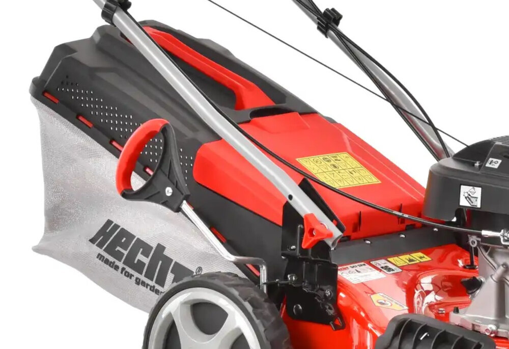 Kosiarka spalinowa HECHT 547SXW zbliżenie na kosz siatkowy kosz o pojemności 60 l aerodynamiczne prowadzenie powietrza duży otwór pokrywa z tworzywa sztucznego uchwyt