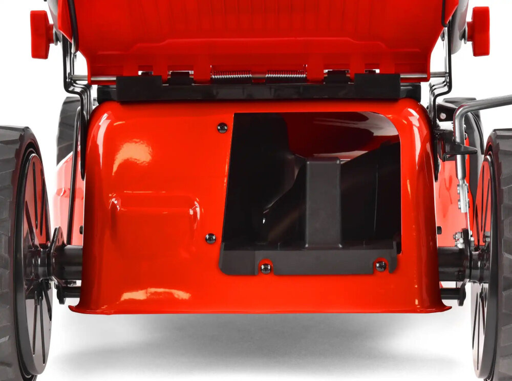 Kosiarka spalinowa HECHT 547SXW kosiarka na białym tle widoczna od tyłu wytrzymała obudowa wykonana z metalu waga 31 kg trwałość i odporność na uszkodzenia mechaniczne metalowa konstrukcja oferuje większą stabilność i dłuższą żywotność urządzenia