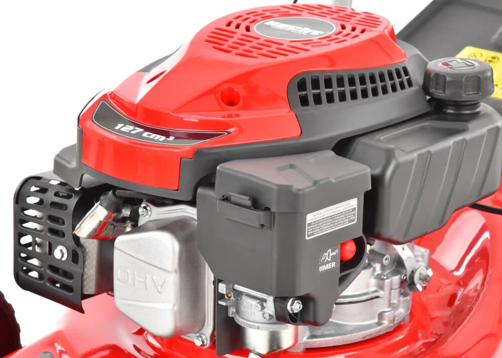 Kosiarka spalinowa HECHT 540 406mm 2kW zbliżenie na silnik widok z boku cięgno szybkie i intuicyjne startowanie pompka wtrysku paliwa poprawia przepływ paliwa i wspomaga rozruch „na zimno” działa stabilnie