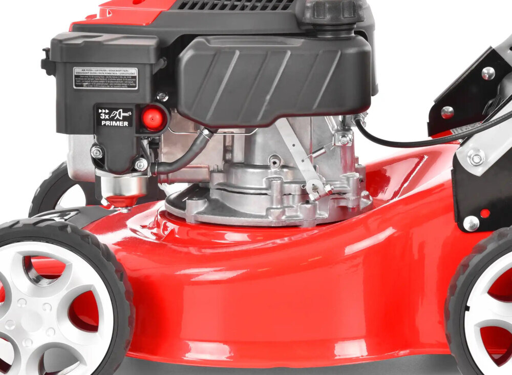 Kosiarka spalinowa HECHT 540 406mm 2kW kosiarki na białym tle widoczna z boku zbliżenie na obudowę obudowa wykonana z metalu o wadze 20 kg trwałość odporność na uszkodzenia mechaniczne większa stabilność dłuższa żywotność