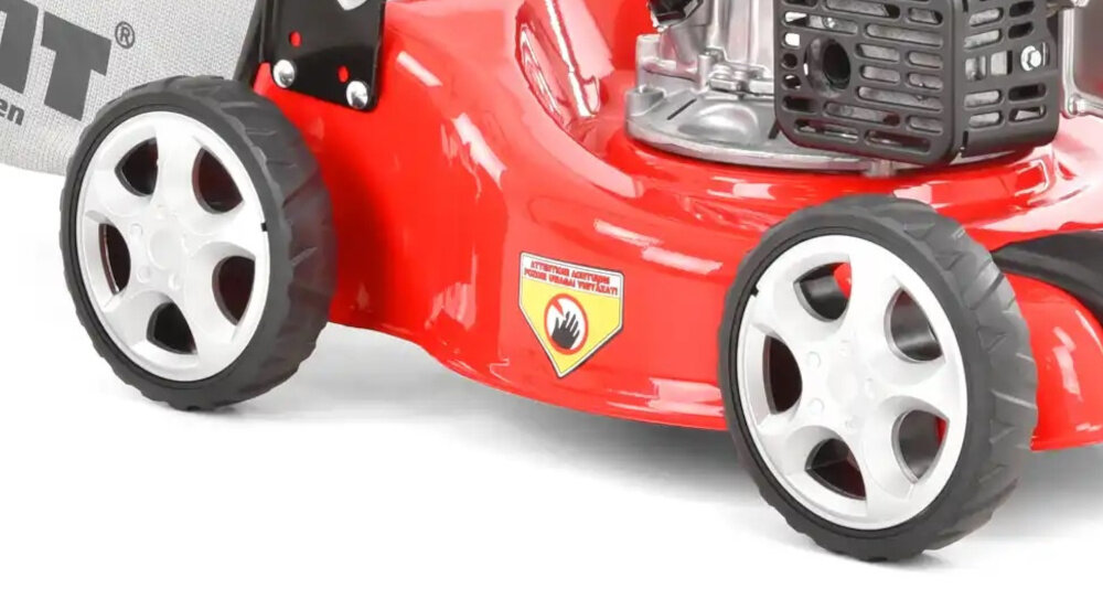 Kosiarka spalinowa HECHT 540 406mm 2kW zbliżenie na kółka przednie i tylne koła o średnicy 7 cali (17,78 cm) stabilność pewne prowadzenie koła bez łożysk cechuje prostota konstrukcji i niższe ryzyko awarii mechanicznych trwałość i łatwość obsługi
