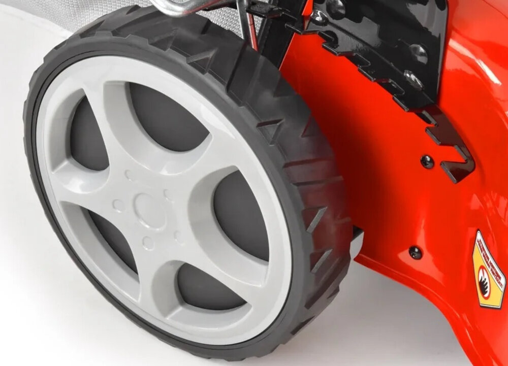 Kosiarka spalinowa HECHT 551SXE zbliżenie na kółko przednie koła o średnicy 8 cali (20,32 cm) tylne 11 cali (27,9 cm) osadzone na łożyskach płynny i stabilny ruch po trawniku koła minimalizują tarcie ułatwiają manewrowanie zmniejszają zużycie mechaniczne