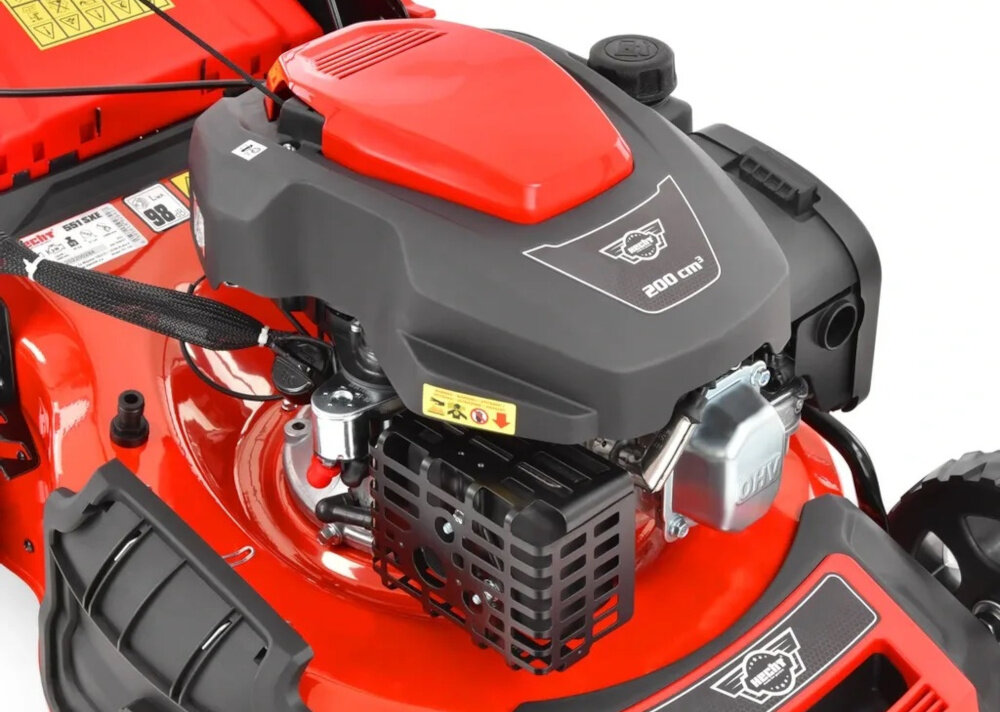 Kosiarka spalinowa HECHT 551SXE zbliżenie na silnik silnik marki HECHT technologia czterosuwowa konstrukcja górnozaworowa OHV pojemność 200 cm3 praca z prędkością do 2800 obr/min maksymalny moment obrotowy do 11,2 Nm moc 4 kW