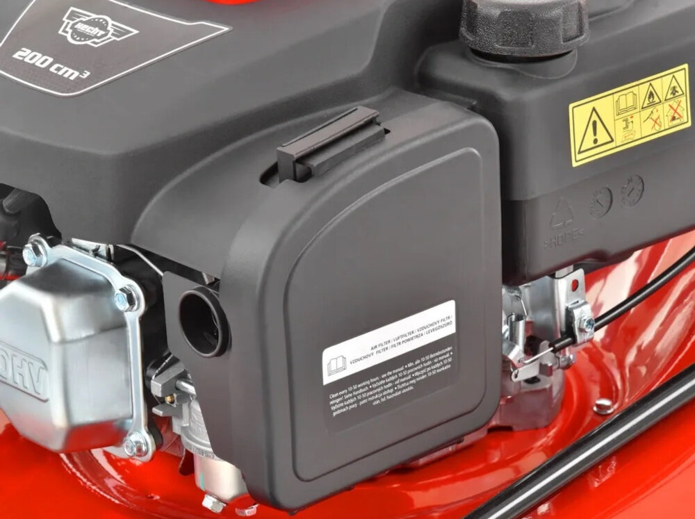 Kosiarka spalinowa HECHT 551SXE zbliżenie na silnik widok z boku kosiarka z napędem o prędkości do 2,5 km/h porusza się samoczynnie możesz skoncentrować się na precyzji i tempie pracy stabilne tempo jazdy równomiernemu cięciu trawy