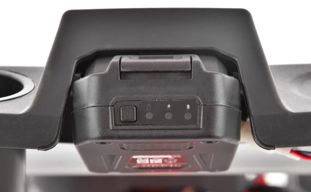 Kosiarka spalinowa HECHT 551SXE zbliżenie na akumulator akumulator Li-Ion o napięciu 20 V z elektrycznym starterem uruchamianie silnika odbywa się za pomocą jednego przycisku komfort obsługi oszczędza czas wskaźnik naładowania kontrola poziomu energii