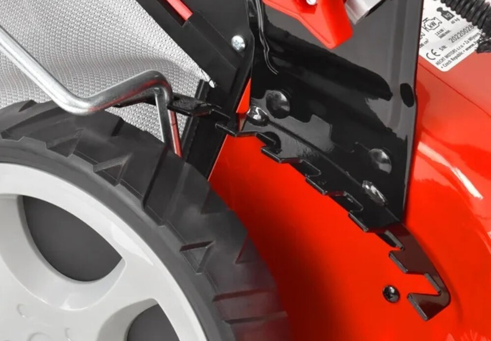 Kosiarka spalinowa HECHT 551SXE zbliżenie na dźwignię do regulacji wysokości koszenia centralna regulacja wysokości koszenia w zakresie 25–65 mm szybko i precyzyjnie dostosować długość trawy do indywidualnych potrzeb system centralny umożliwia jednoczesne ustawienie wszystkich kół równomierne cięcie