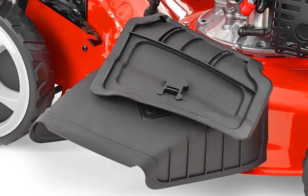 Kosiarka spalinowa HECHT 551SXE zbliżenie na wylot do wyrzutu bocznego trzy tryby pracy wyrzut do kosza wyrzut boczny funkcja mulczowania zatyczka do wyrzutu bocznego w zestawie funkcja mulczowania naturalny nawóz zwiększa uniwersalność kosiarki