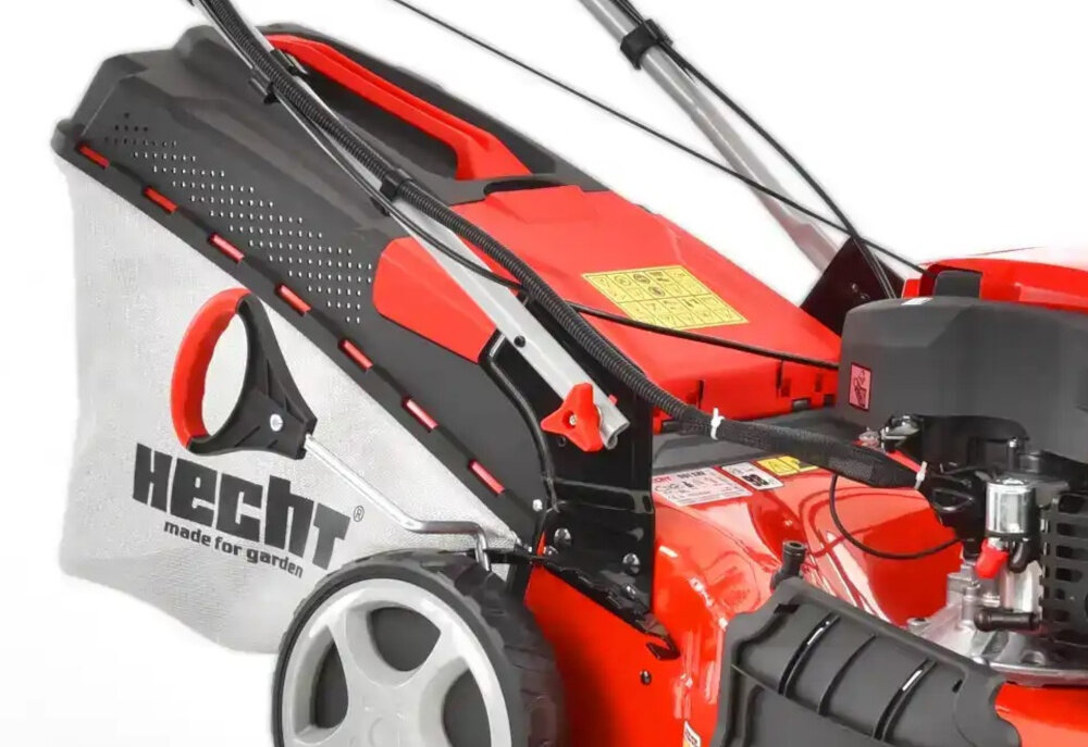 Kosiarka spalinowa HECHT 551SXE zbliżenie na kosz siatkowy kosz o pojemności 65 l aerodynamiczne prowadzenie powietrza duży otwór pokrywa z uchwytem opróżnianie proste i bezproblemowe