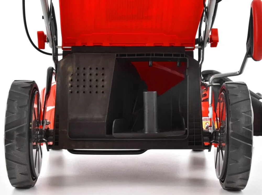 Kosiarka spalinowa HECHT 551SXE kosiarka na białym tle widoczna od tyłu wytrzymała obudowa wykonana z metalu waga 40 kg trwałość i odporność na uszkodzenia mechaniczne metalowa konstrukcja oferuje większą stabilność i dłuższą żywotność urządzenia