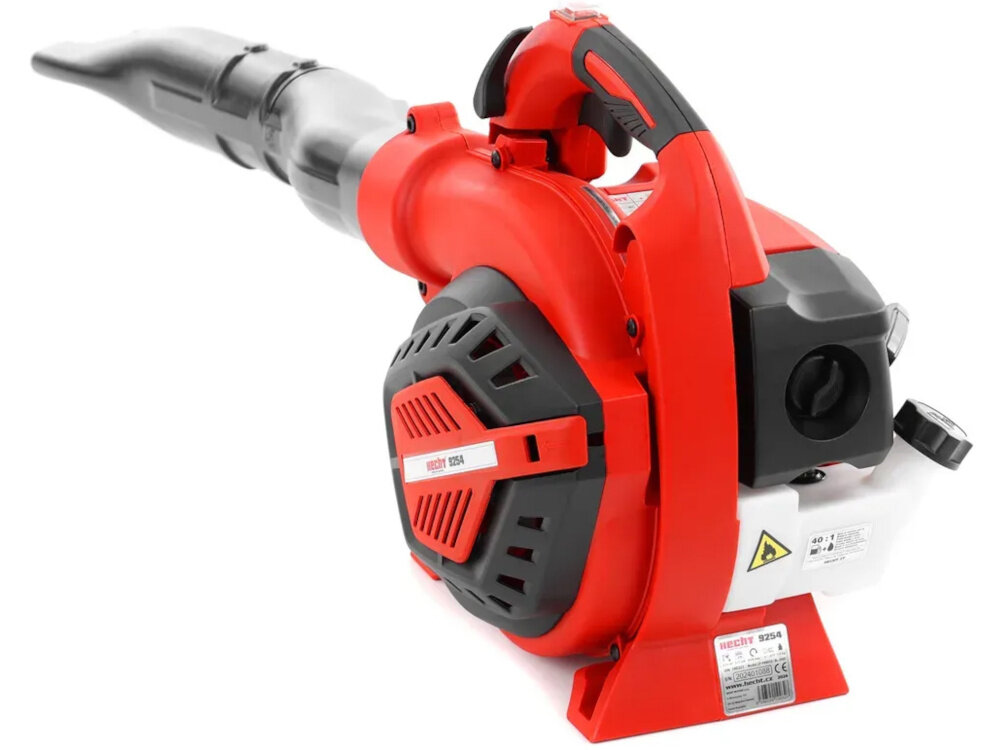 Odkurzacz do liści spalinowy HECHT 9254 odkurzacz na białym tle widoczny od tyłu pod skosem błyskawiczna zmiana trybu pracy odkurzacza dmuchawa gromadzi liście w jeden stos funkcja ssania i rozdrabniania