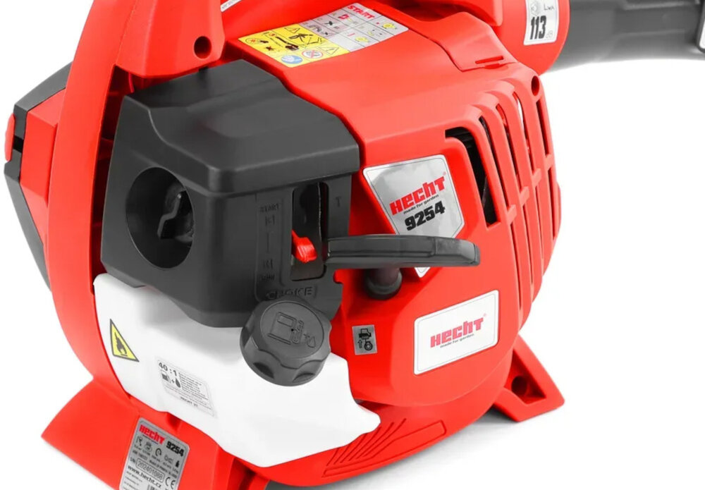 Odkurzacz do liści spalinowy HECHT 9254 zbliżenie na silnik widok od tyłu pod skosem otwór ssący został zabezpieczony dużą kratką zapobiega przypadkowemu zasysaniu odzieży lub większych przedmiotów bezpieczeństwo stabilność działania
