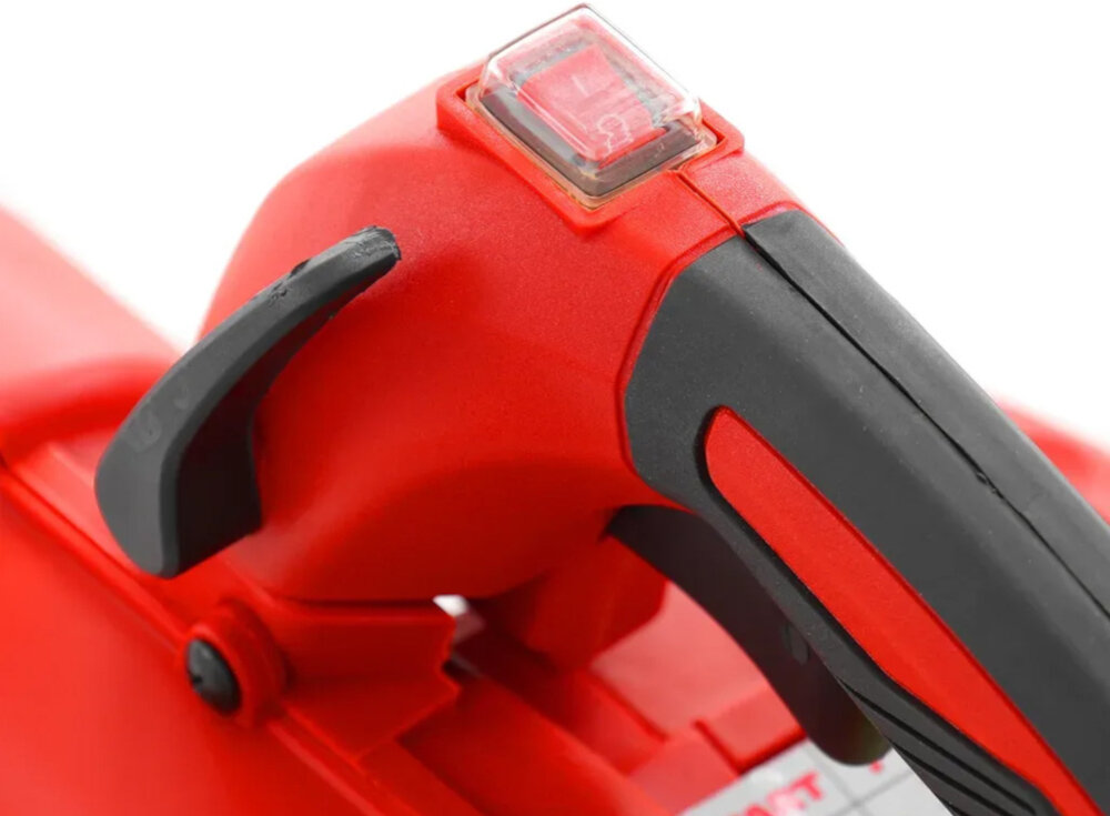 Odkurzacz do liści spalinowy HECHT 9254 zbliżenie na włącznik system antywibracyjny ogranicza drgania silnika zredukowane wibracje sprzyjają precyzyjnemu prowadzeniu moc 740 W poziomu hałasu około 113 dB