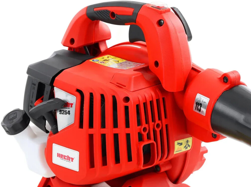 Odkurzacz do liści spalinowy HECHT 9254 zbliżenie na silnik widok z boku porządek nie tylko jesienią usuwanie trawy po koszeniu piasku z tarasu drobnych gałązek metalowy nóż tnący solidne elementy obudowy długa żywotność sprzętu czyszczenie szybkie i bezproblemowe