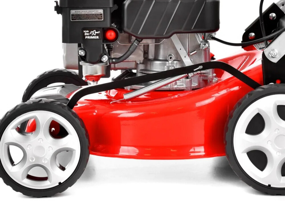 Kosiarka spalinowa HECHT 541SW zbliżenie na koła widok z boku przednie koła o średnicy 7 cali (17,78 cm) tylne 8 cali (20,32 cm) osadzone na łożyskach płynny i stabilny ruch po trawniku koła minimalizują tarcie ułatwiają manewrowanie zmniejszają zużycie mechaniczne