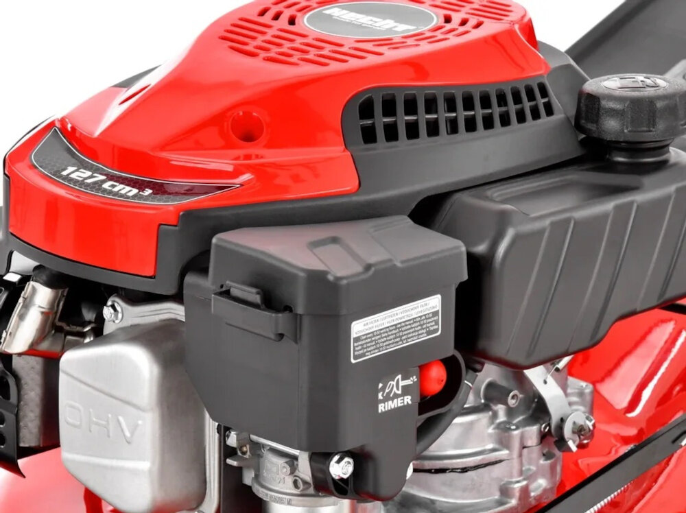 Kosiarka spalinowa HECHT 541SW Kosiarka HECHT 541SW zbliżenie na silnik widok z boku kosiarka z napędem o prędkości do 3,45 km/h porusza się samoczynnie możesz skoncentrować się na precyzji i tempie pracy stabilne tempo jazdy równomiernemu cięciu trawy